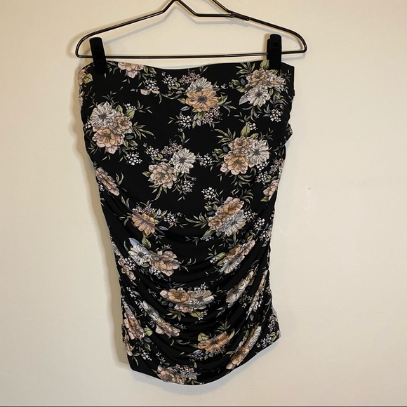 ✨torrid black floral ruched pencil skirt✨ - Picture 4 of 8